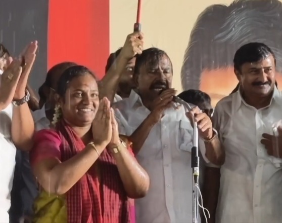 கொட்டும் மழையிலும் ஓயாத பிரச்சாரம்: தாராபுரத்தில் தி.மு.க வேட்பாளருக்கு கே.என்.நேரு தீவிர வாக்கு சேகரிப்பு!