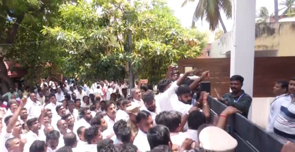 அன்பில் மகேஷ் வீட்டில் சோதனை: உள்ளே நுழைய திமுகவினர் முயன்றதால் பரபரப்பு மற்றும் பதற்றம்