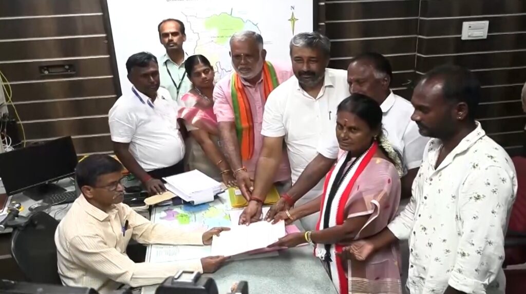தாராபுரம் தொகுதி இடைத்தேர்தல்: அதிமுக வேட்பாளர் பானுமதி வேட்புமனு தாக்கல்!