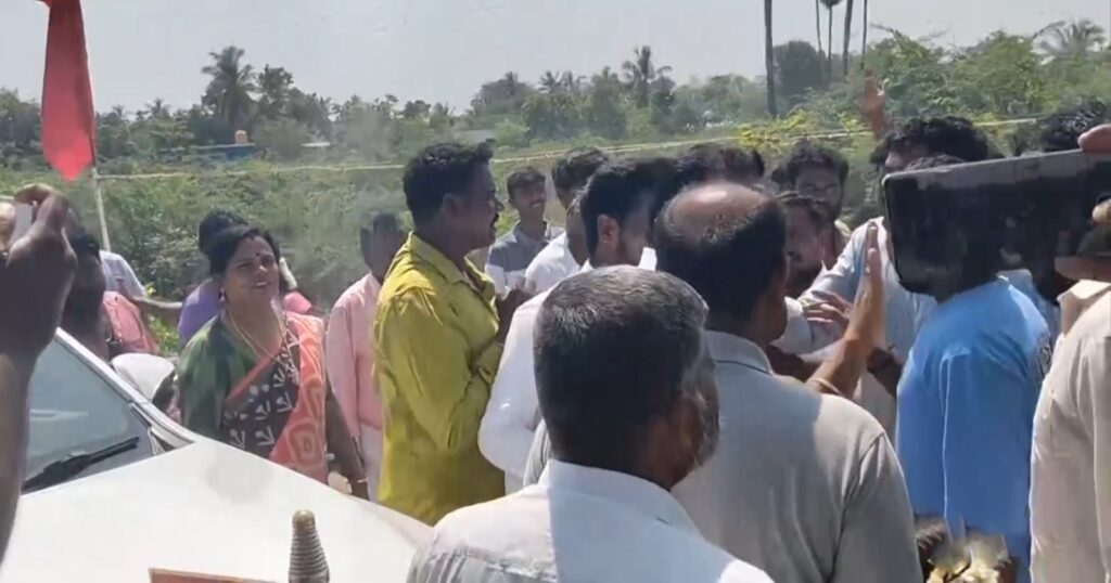 த.வெ.க. வேட்பாளர் மரகதம் குமரவேல் பிரச்சாரத்திற்கு கிராம மக்கள் எதிர்ப்பு! வீராணக்குன்னம் பகுதியில் பரபரப்பு: "ஊருக்குள் வரக்கூடாது" என வாக்குவாதம் செய்த பொதுமக்கள்!