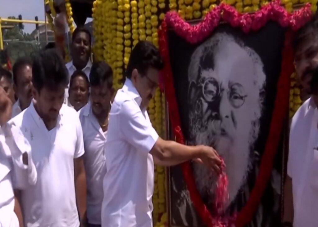 தந்தை பெரியார் 148-வது பிறந்த நாள்: அண்ணா சாலை சிலைக்கு தலைவர்கள் மலர்தூவி மரியாதை!