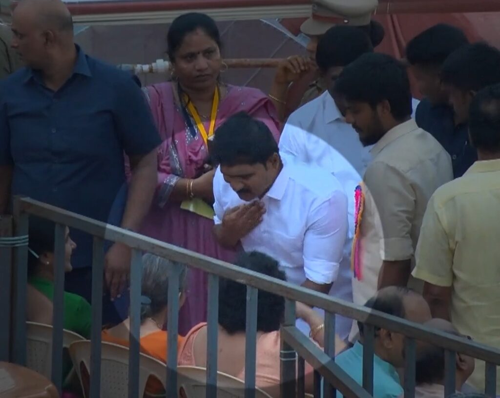 மீனாட்சி அம்மன் கும்பாபிஷேக விழா: முன்னாள் அமைச்சர் பி.டி.ஆர். தாயாரை நலம் விசாரித்த அமைச்சர் நிர்மல்குமார்!
