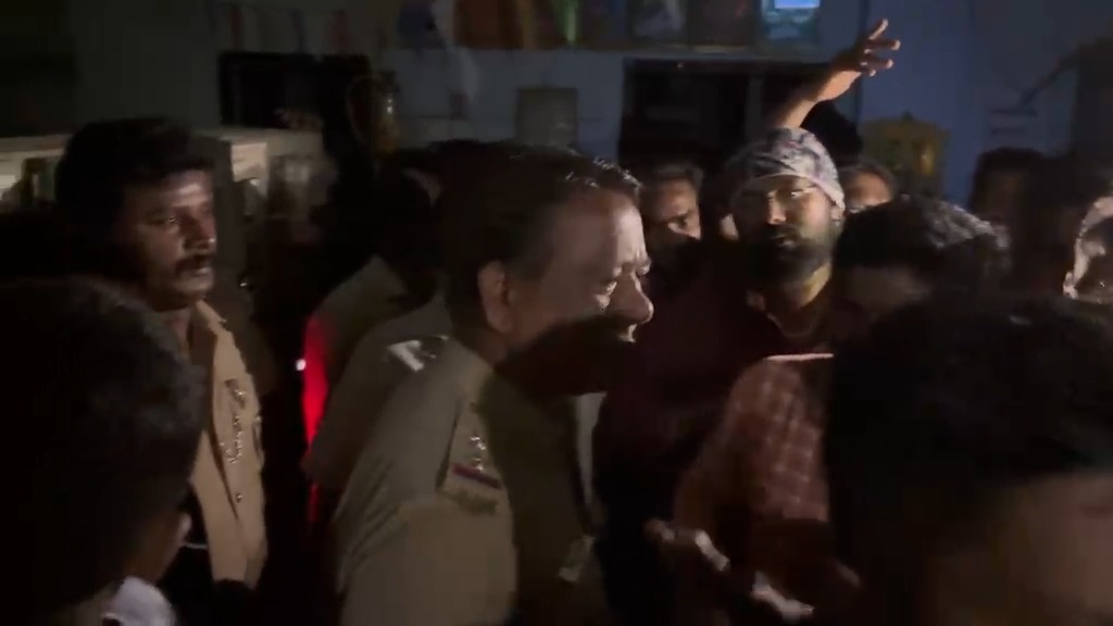தமிழ்நாடு முழுவதும் தொடரும் மின்வெட்டு: இரவில் வீதிகளில் இறங்கி பொதுமக்கள் திடீர் போராட்டம்!