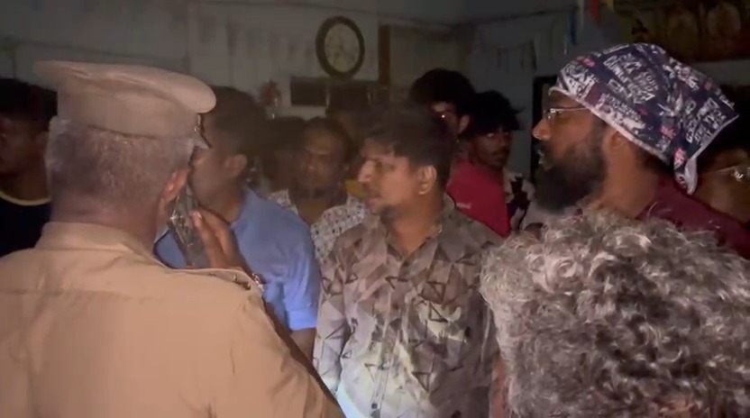 தமிழ்நாடு முழுவதும் தொடரும் மின்வெட்டு: இரவில் வீதிகளில் இறங்கி பொதுமக்கள் திடீர் போராட்டம்!