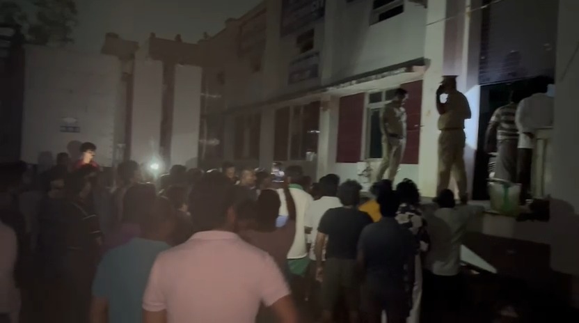 தமிழ்நாடு முழுவதும் தொடரும் மின்வெட்டு: இரவில் வீதிகளில் இறங்கி பொதுமக்கள் திடீர் போராட்டம்!
