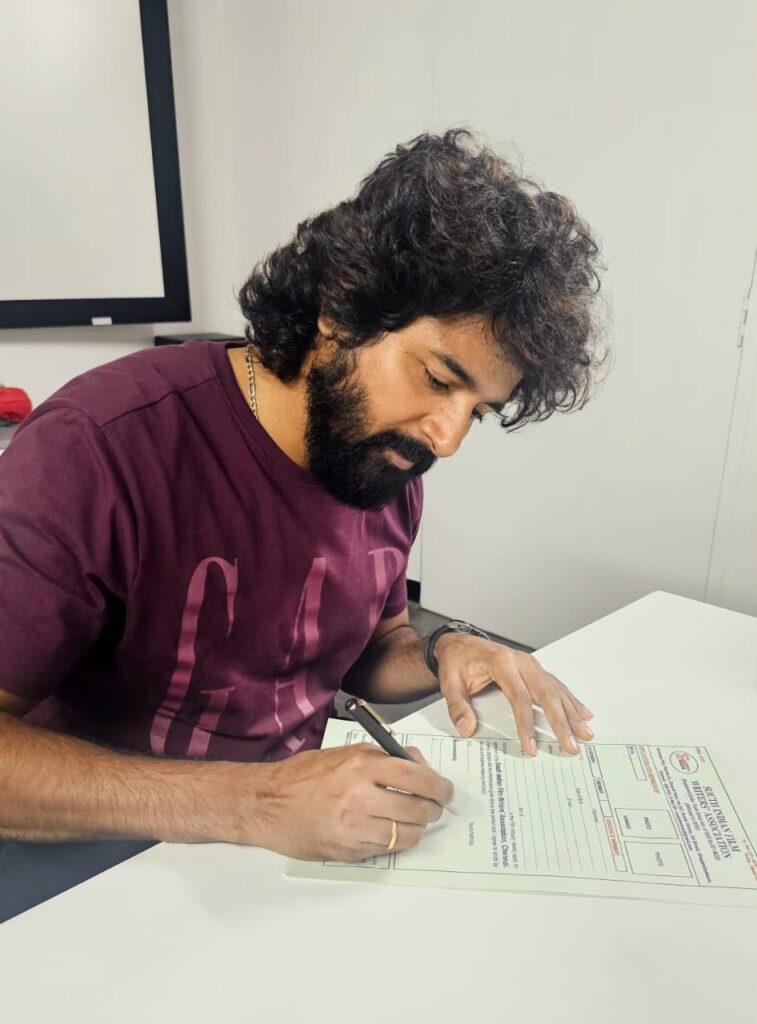 தென்னிந்திய திரைப்பட எழுத்தாளர்கள் சங்கத்தில் அதிகாரப்பூர்வப் பாடலாசிரியராக இணைந்தார் நடிகர் சிவகார்த்திகேயன்!