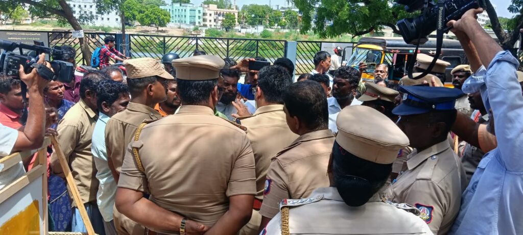 நெல்லை மாவட்ட ஆட்சியர் அலுவலகத்தில் பரபரப்பு: கோயில் நில விவகாரத்தில் ஊர் மக்கள் சாலை மறியல் மற்றும் வாக்குவாதம்!