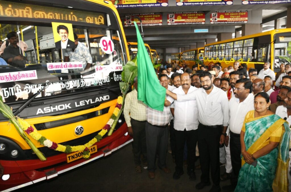 த.வெ.க கொடி நிறத்தில் புதிய நகரப் பேருந்துகள்: சேலத்தில் தொடங்கி வைப்பு!