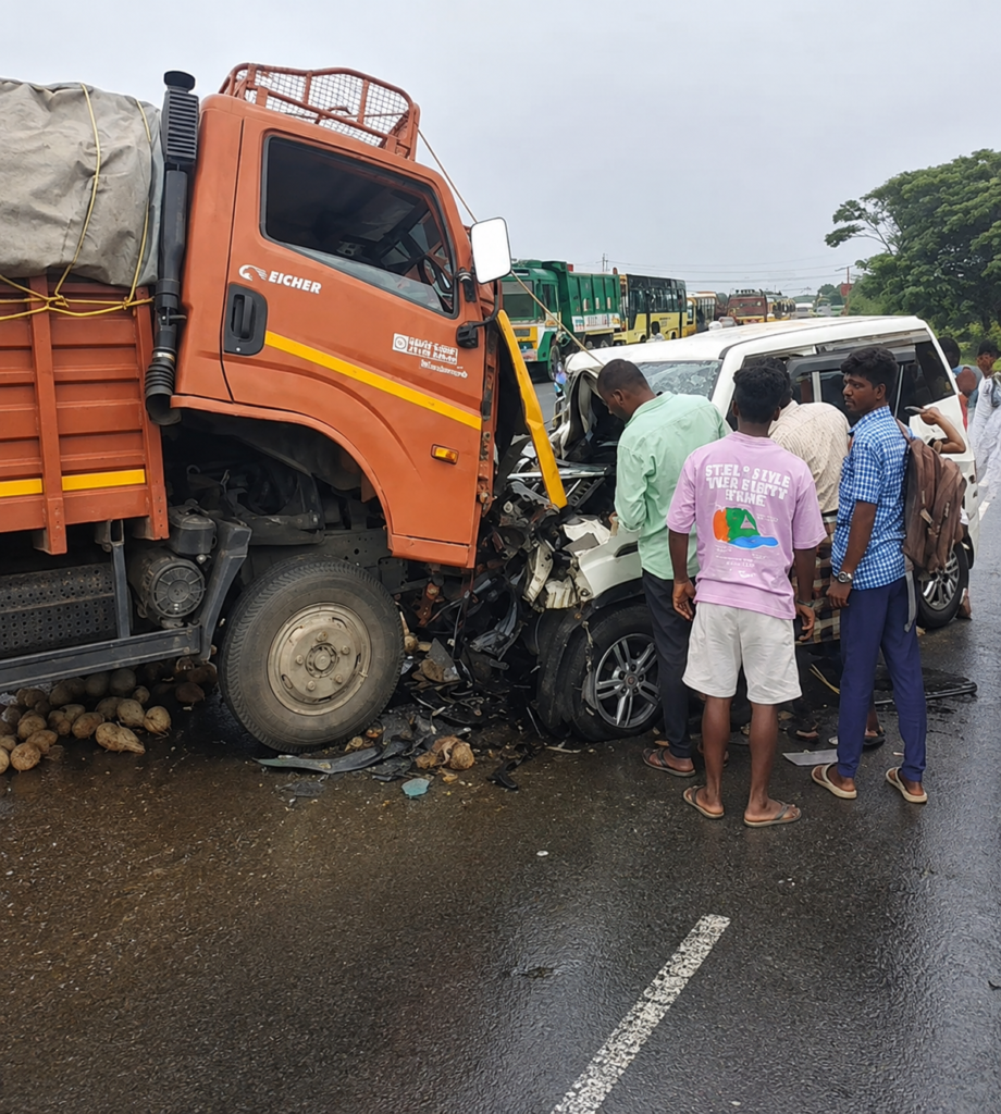 திருச்சி - சென்னை தேசிய நெடுஞ்சாலையில் கோர விபத்து: தேங்காய் ஏற்றிய மினி லாரியும் காரும் மோதி ஒருவர் பலி; இருவர் படுகாயம்