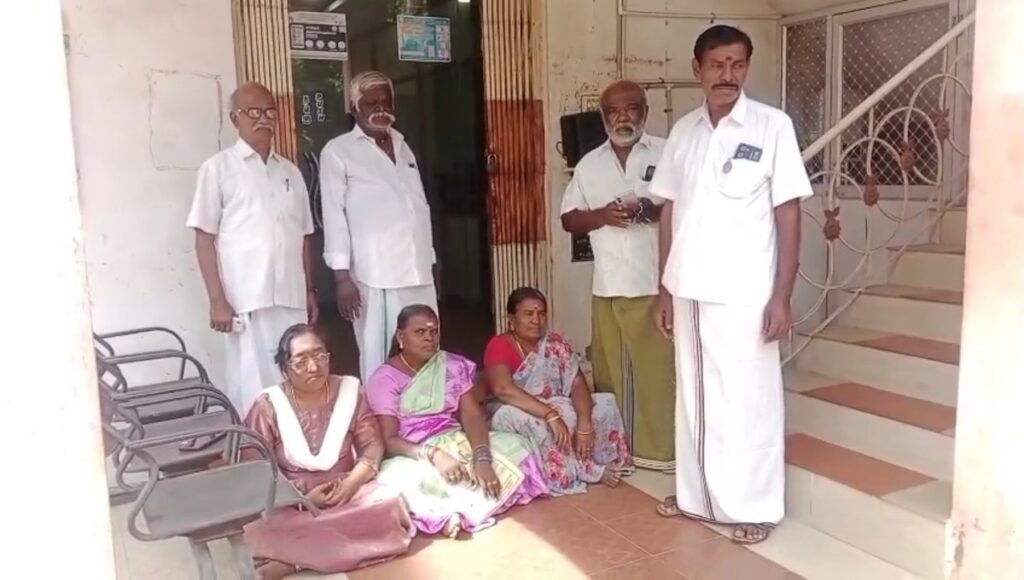 குமரி கூட்டுறவு சங்கத்தில் அடமானம் வைத்த வீட்டுப் பத்திரம் மாயம்: அதிகாரிகள் மோசடியைக் கண்டித்து குடும்பத்தினருடன் விவசாயி உள்ளிருப்புப் போராட்டம்!