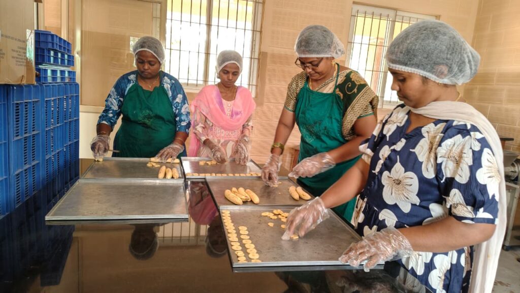 கோவையில் கிராமத்துப் பெண்களின் சாதனைத் தொழிற்புரட்சி: பிள்ளையப்பம்பாளையம் காட்டும் ஒளிமயமான பாதை!