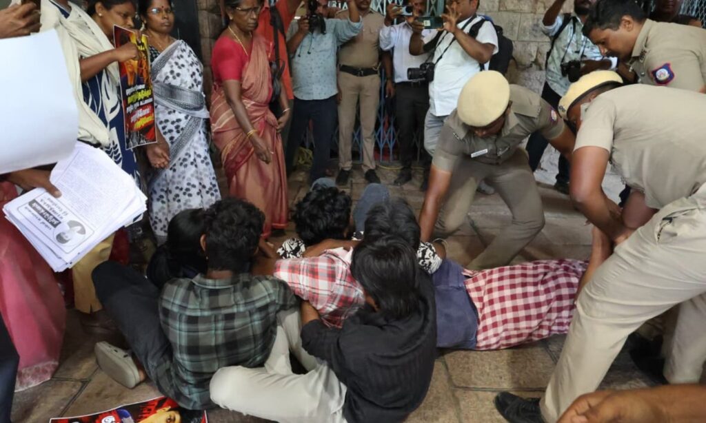 மாணவர் தமிழ்ச்செல்வன் மரண வழக்கு: நீதி கோரி மதுரை ஆட்சியர் அலுவலகத்தை முற்றுகையிட்ட அமைப்பினர் குண்டுக்கட்டாக கைது!