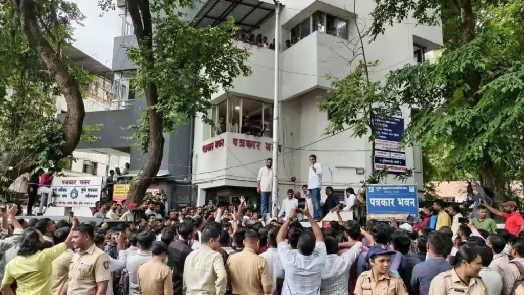 அரசுத் தேர்வு வினாத்தாள் கசிவு: மராட்டியத்தில் கொதித்தெழுந்த இளைஞர்கள்; புனேவில் பிரம்மாண்ட பேரணி!
