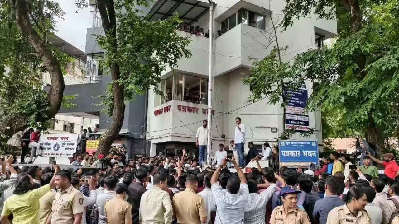 அரசுத் தேர்வு வினாத்தாள் கசிவு: மராட்டியத்தில் கொதித்தெழுந்த இளைஞர்கள்; புனேவில் பிரம்மாண்ட பேரணி!