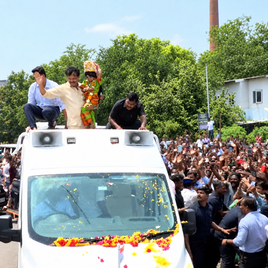 மதுரை மீனாட்சி அம்மன் வேடமணிந்த சிறுமியை தூக்கி கொஞ்சிய முதலமைச்சர் விஜய்.!