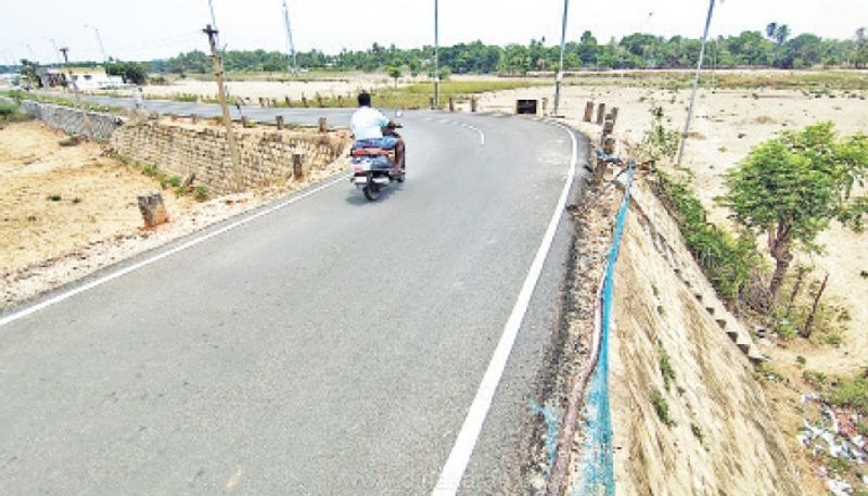 ஆற்றில் கவிழும் அபாயத்தில் வாகனங்கள்.. கடலூர் செம்மங்குப்பம் பாலத்தில் கான்கிரீட் தடுப்பு கட்டைகள் அமைக்க கோரிக்கை!