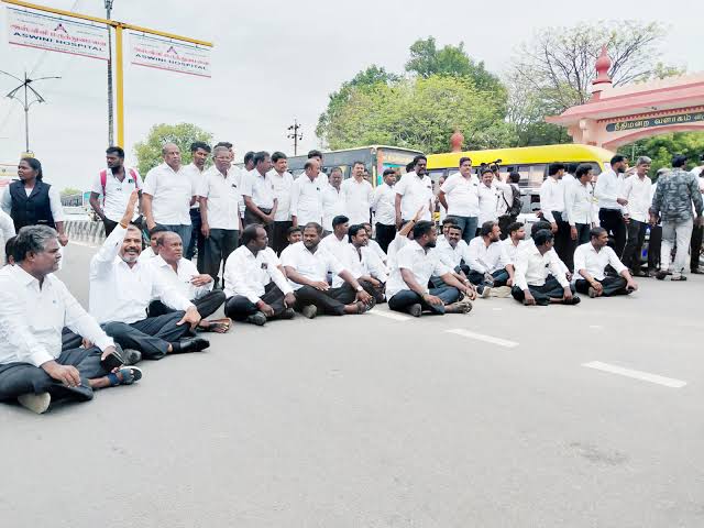 விழுப்புரம் நுகர்வோர் நீதிமன்ற இடமாற்றத்திற்கு எதிர்ப்பு: ஆட்சியர் அலுவலகத்தை முற்றுகையிட்டு வழக்கறிஞர்கள் தர்ணா - போலீசாருடன் தள்ளுமுள்ளுவால் பரபரப்பு!