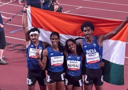 4x400 மீ தொடர் ஓட்டம்: மின்னல் வேகத்தில் பறந்து இந்தியாவுக்கு வெள்ளிப் பதக்கம் வென்று தந்த தமிழ்நாட்டு வீரர்கள்!