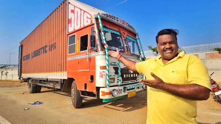 லாரி ஓட்டுநரிலிருந்து யூடியூப் சாதனையாளர்: லாரியையே சொகுசு வீடாக மாற்றிய ராஜேஷ் ரவானியின் உத்வேகம் தரும் கதை!