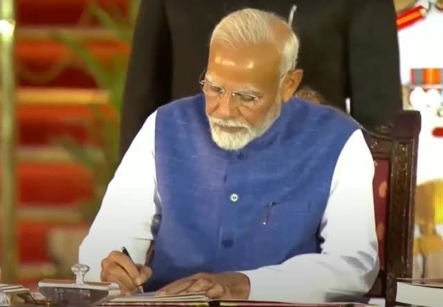 பிரதமர் நரேந்திர மோடிக்கு எதிராக ஃபேஸ்புக்கில் பதிவு: பெண் காவல் அதிகாரி அதிரடி சஸ்பெண்ட்!