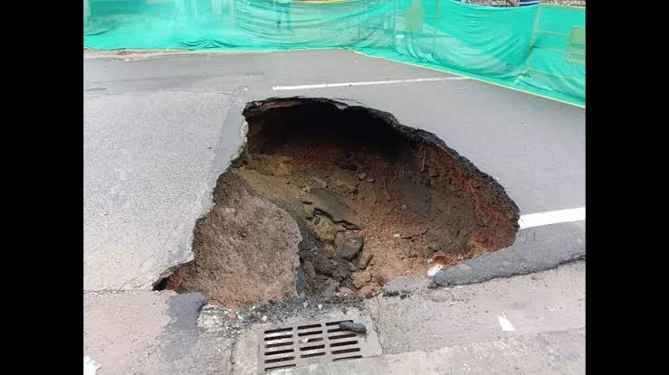 சென்னை பெரம்பூரில் பேரக்ஸ் சாலையின் நடுவே திடீர் பள்ளம்! வாகன ஓட்டிகள் அதிர்ச்சி சாலையின் நடுவே திடீரென ஏற்பட்ட பெரிய பள்ளத்தால் பரபரப்பு – விபத்து அபாயம் இருப்பதாக பொதுமக்கள் அச்சம்