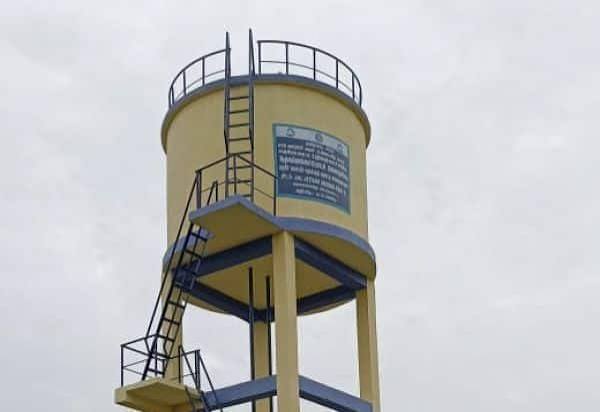 "உப்பு நீரால் உடம்பெல்லாம் நோய் வருதுங்க.." குடிநீருக்காக 5 கி.மீ நடக்கும் அவலம்! அந்தியூர் கிராம மக்கள் கண்ணீர் கோரிக்கை