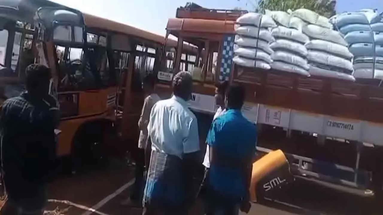 கரூர் அருகே கொடூர விபத்து: தனியார் பள்ளி பேருந்து மீது லாரி மோதி 15 மாணவர்கள் படுகாயம்!