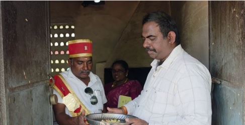 பள்ளி சத்துணவை நேரில் சாப்பிட்டுப் பார்த்த மாவட்ட ஆட்சியர் - தரம் இல்லை என அதிரடி உத்தரவு!