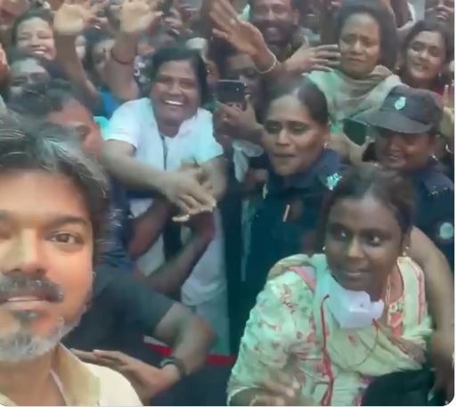 அப்பறம் என்னப்பா... ஒரு செல்ஃபி எடுத்துக்கலாமா?– மதுரை மக்களுடன் முதலமைச்சர் விஜய் எடுத்த செல்ஃபி வீடியோ.!