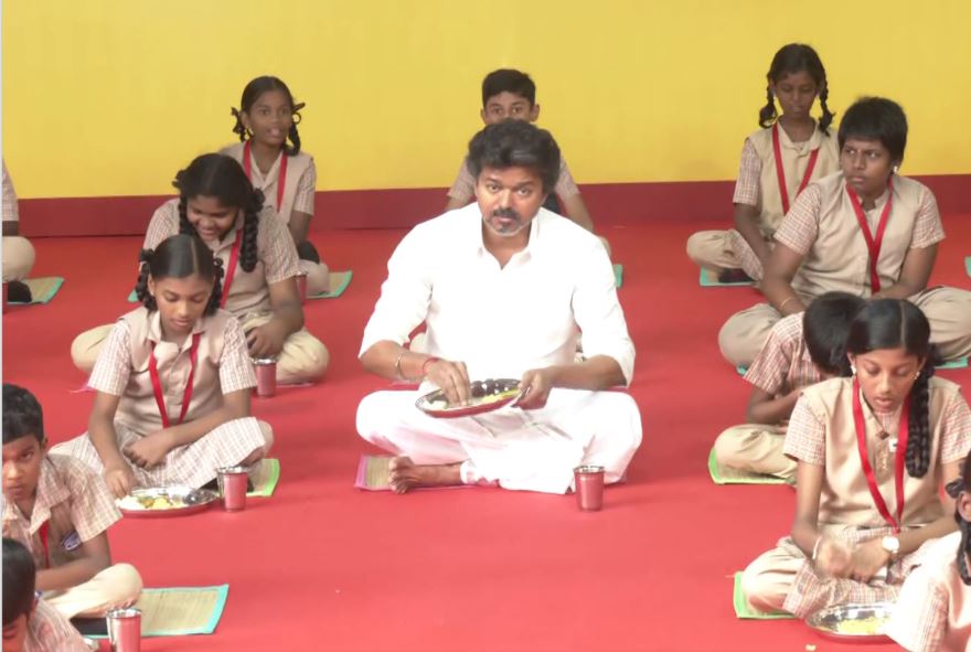 பட்டு வேட்டி சட்டையில் மாஸாக என்ட்ரி கொடுத்த முதல்வர் விஜய்: பெருந்தலைவர் காமராஜர் காலை உணவு விரிவாக்கத் திட்டம் தொடங்கி வைப்பு!