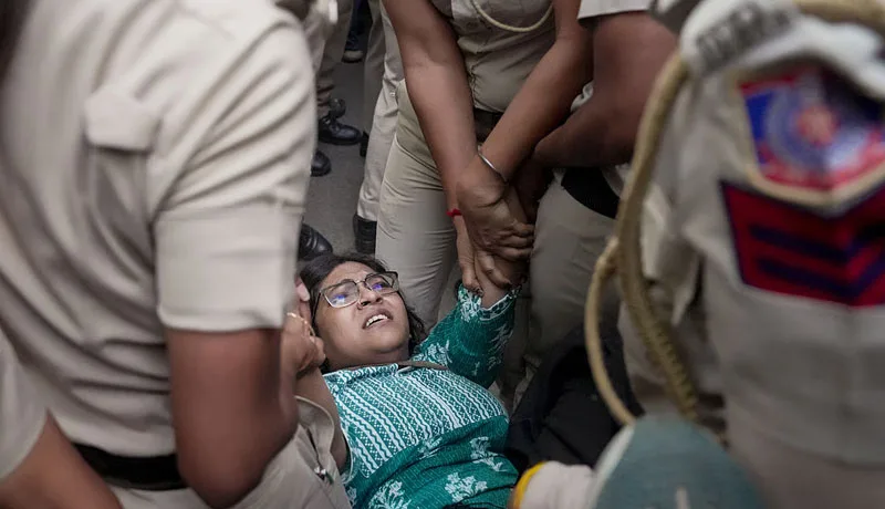 டெல்லி போராட்டத்தில் பெண் பத்திரிகையாளர்கள் மீது தாக்குதல் புகார்! காவல்துறை அதிகாரி நேரில் ஆஜராக உச்ச நீதிமன்றம் உத்தரவு