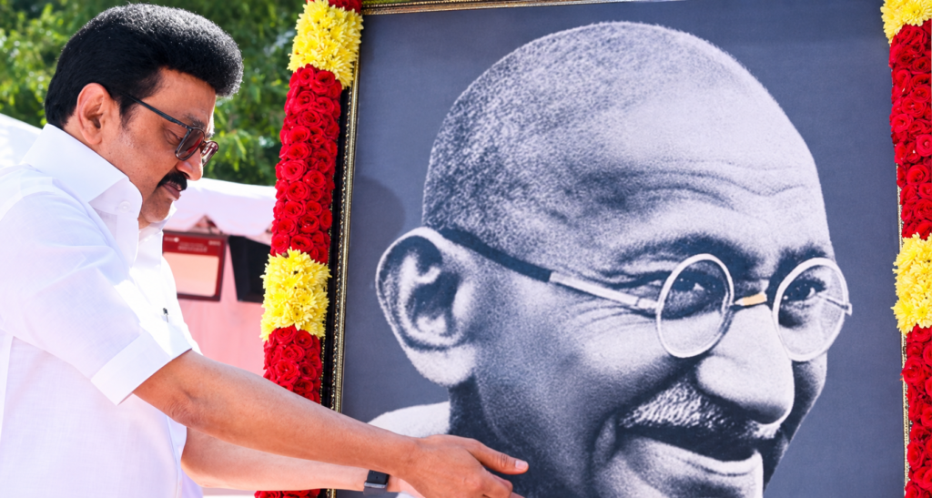 சத்தியத்தின் பாதையில் இருந்து விலகாதவர் காந்தியடிகள் – மு.க.ஸ்டாலின் புகழாரம்!