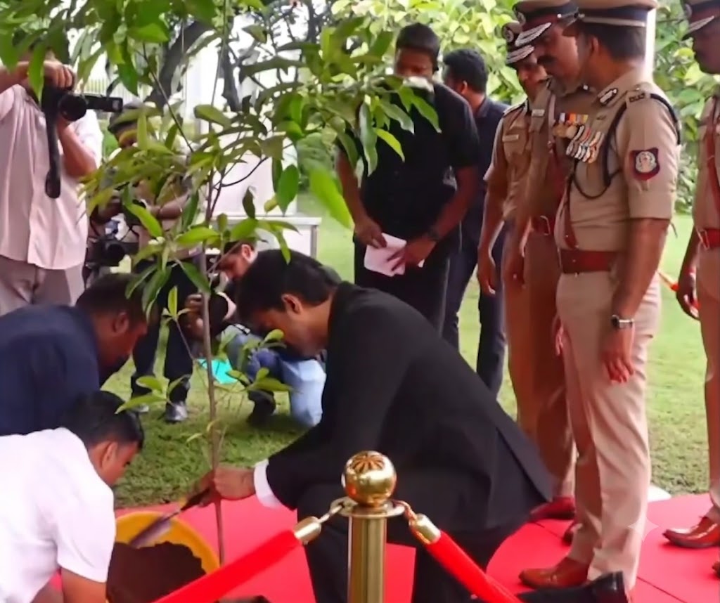 காவலர் நினைவுச் சின்னத்தில் மரியாதை செலுத்திய முதலமைச்சர் விஜய் – டிஜிபி அலுவலகத்தில் மரக்கன்று நட்டார்!