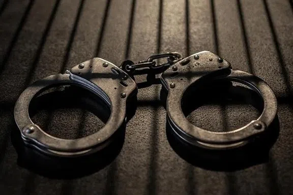 ஓசூரில் ரூ.100 கோடி வருமானம் கிடைக்கும் எனக் கூறி நூதன மோசடி! காதல் நாடகமாடி ரூ.12 லட்சம், 28 பவுன் நகைகளைச் சுருட்டிய வாலிபர் கைது