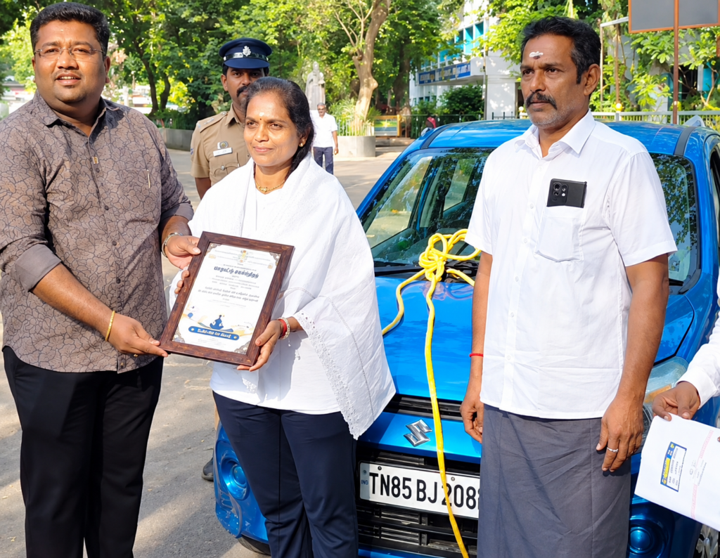 போதை, செல்போன் மோகத்திற்கு எதிராக நூதன விழிப்புணர்வு.. 100 மீட்டர் தூரம் காரை இரு விரல்களால் இழுத்த பெண்!