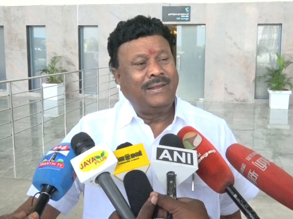 விலைவாசி உயர்வுக்கு தவெக அரசின் இயலாமையே காரணம் – திண்டுக்கல் சீனிவாசன் விமர்சனம்! - மருது பாண்டியர்கள் நினைவு நாளில் அதிமுகவினர் மரியாதை