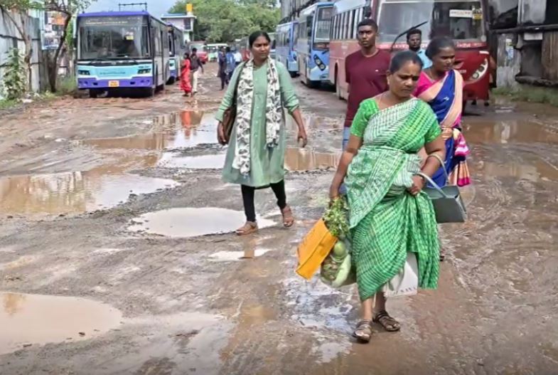ஆவடியில் தற்காலிகப் பேருந்து நிலையம் அவலம்: சேறும் சகதியுமாக மாறியதால் பயணிகள் கடும் அவதி!
