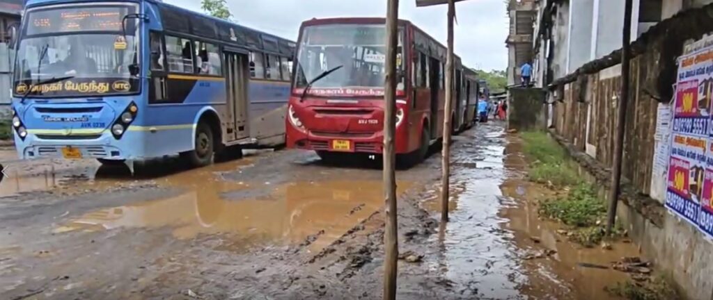 ஆவடியில் தற்காலிகப் பேருந்து நிலையம் அவலம்: சேறும் சகதியுமாக மாறியதால் பயணிகள் கடும் அவதி!