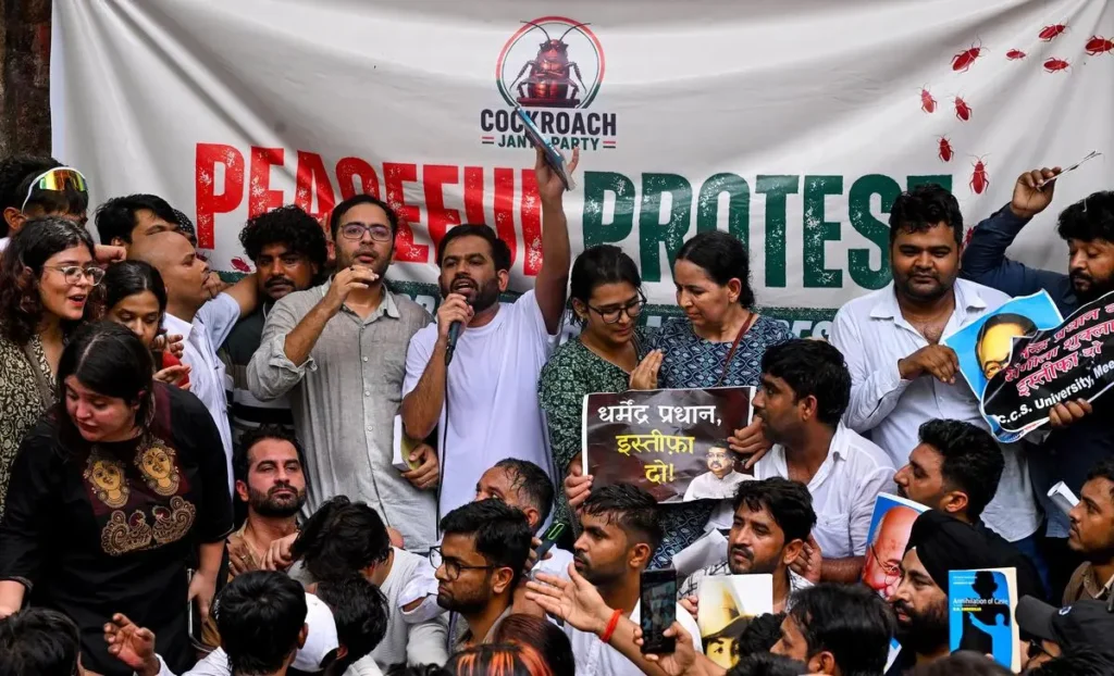 உத்தரப் பிரதேசத்தில் பாஜகவுக்கு நெருக்கடியை ஏற்படுத்துமா ‘கரப்பான் பூச்சி’ அரசியல்? இளைஞர்களின் அதிருப்தி அரசியல் விவாதமாக மாறுகிறதா?