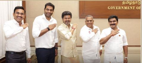 தலைமைச் செயலகத்தில் இடைத்தேர்தல் வெற்றி கொண்டாட்டம் – அமைச்சர்களுடன் வெற்றிச் சைகை காட்டிய முதலமைச்சர் விஜய்!