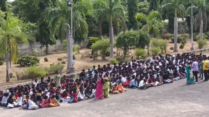திண்டிவனம் பொறியியல் கல்லூரியில் 300க்கும் மேற்பட்ட மாணவர்கள் உள்ளிருப்புப் போராட்டம் – அடிப்படை வசதிகள் கோரி போராட்டம்