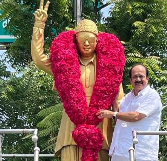 பிறந்தநாளை முன்னிட்டு எம்.ஜி.ஆர். சிலைக்கு மாலை அணிவித்து மரியாதை செலுத்திய பேரவைத் தலைவர் ஜே.சி.டி. பிரபாகர்!