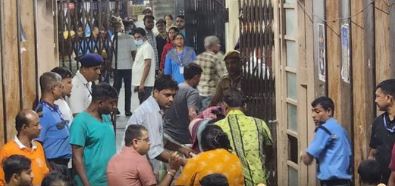 கொல்கத்தா துர்கா பூஜை பந்தலில் கூட்ட நெரிசல்: 19 பேர் உயிரிழப்பு – ரூ.25 லட்சம் இழப்பீடு, அரசு வேலை அறிவிப்பு!