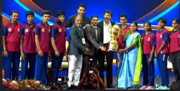 முதலமைச்சர் கோப்பை 2026: 3-வது இடம் பிடித்த கோவை அணிக்கு கோப்பை வழங்கினார் விஜய்!