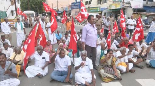 மதுரையை வறட்சி மாவட்டமாக அறிவிக்கக் கோரி விவசாயிகள் சாலை மறியல் – போராட்டத்தில் ஈடுபட்டவர்கள் கைது!