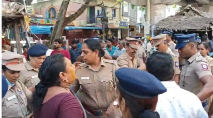 ஆவடி பட்டாபிராமில் ஆக்கிரமிப்புகள் அதிரடியாக அகற்றம்: மேம்பாலத்தின் கீழ் 200-க்கும் மேற்பட்ட கடைகள் அகற்றம் – வியாபாரிகளுடன் கடும் வாக்குவாதம்!