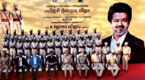 வண்டலூர் ஊனமாஞ்சேரி காவல்துறை பயிற்சி அகாடமியில் முதலமைச்சர் விஜய் – 25 DSP-க்களுடன் குழு புகைப்படம் - காவல்துறை பயிற்சி நிறைவு விழா