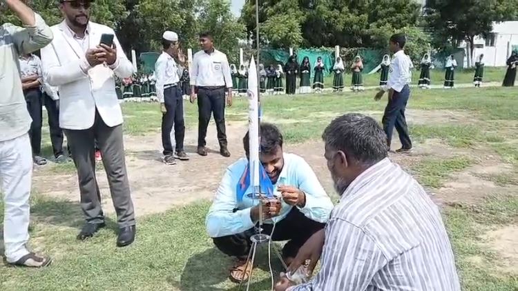 பொள்ளாச்சியில் விண்ணில் ஏவப்பட்ட மாதிரி ராக்கெட்!