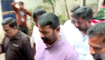 இசையமைப்பாளர் தேவா உடலுக்கு சீமான் நேரில் அஞ்சலி!