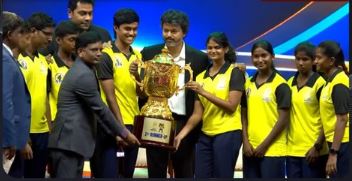 முதலமைச்சர் கோப்பை 2026: 2-வது இடம் பிடித்த செங்கல்பட்டு அணிக்கு கோப்பை வழங்கினார் விஜய்!